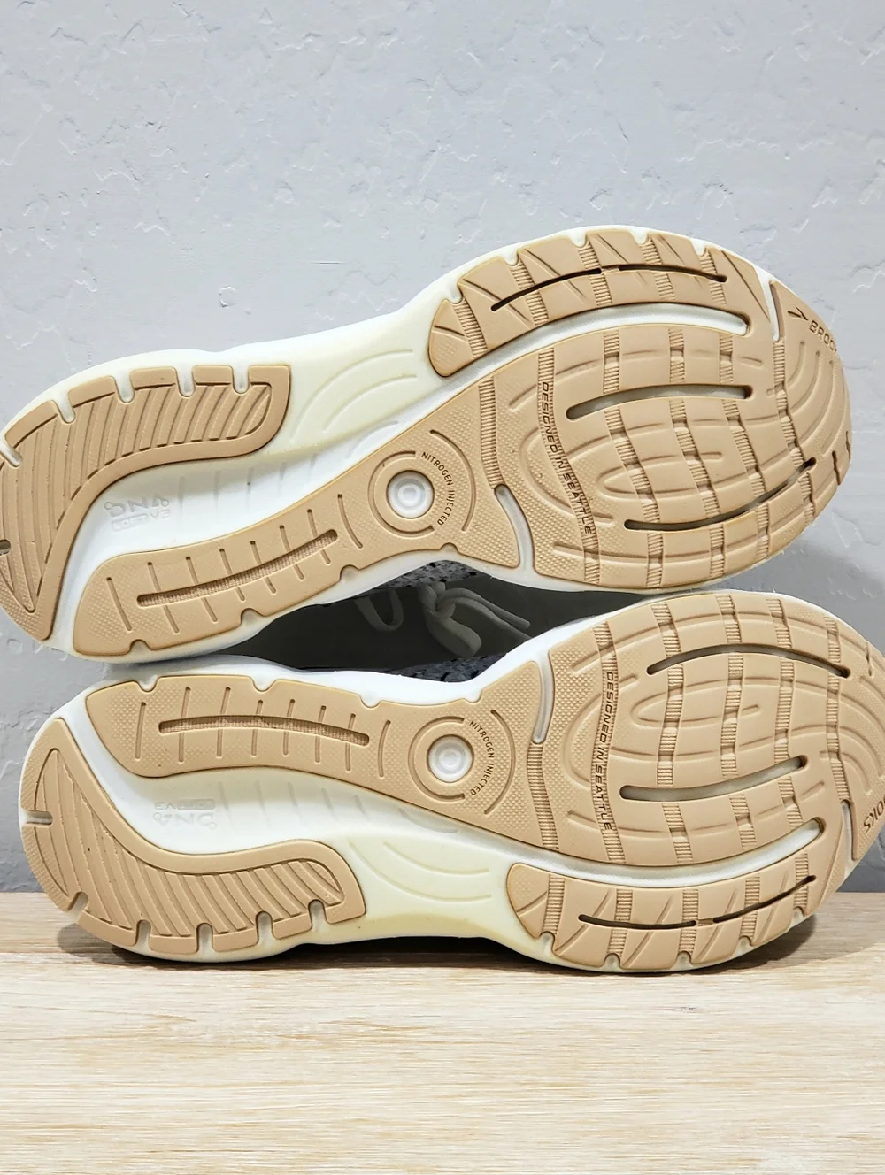 BROOKS Women's Glycerin StealthFit 20 Running Shoes (10M) White/Black/Cream